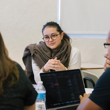 学生们在USF的学校咨询课上